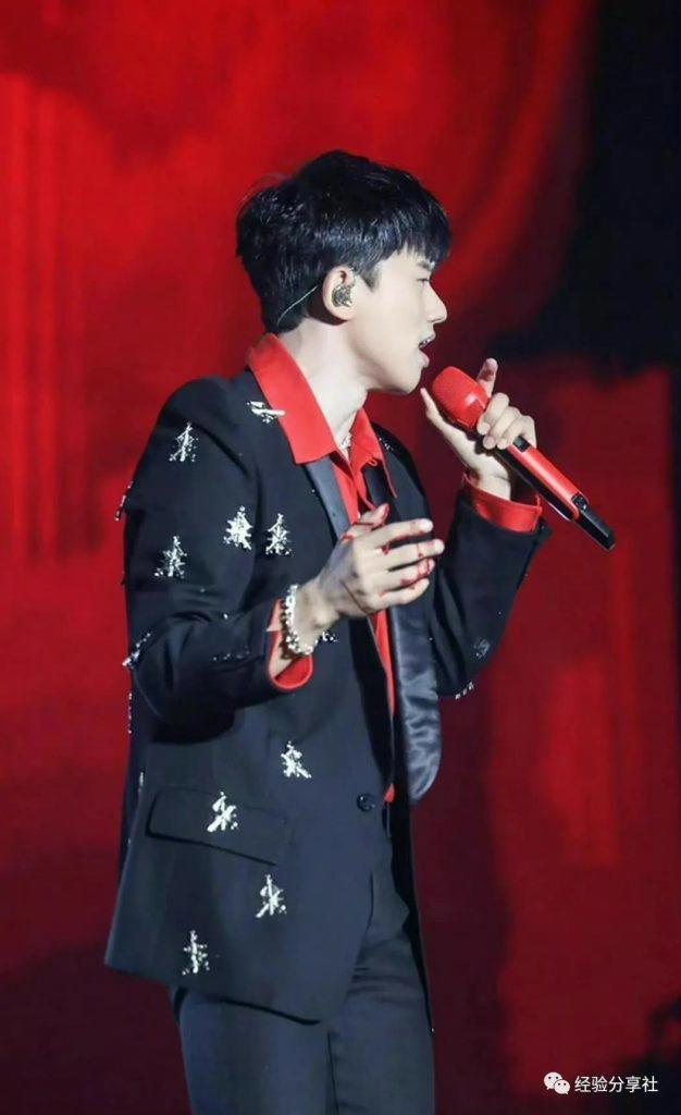 歌手张杰演唱会突发事故，腰椎轻微骨裂