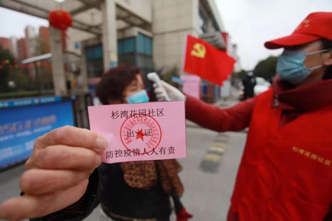 扬州老人向检测点志愿者吐痰