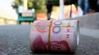 男子带100万现金骑车半路掉了50万