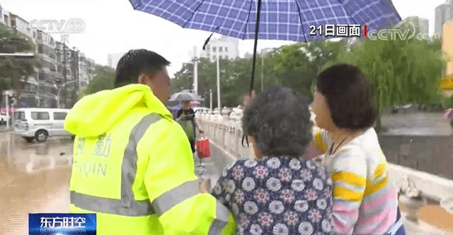 5号线跪地救人的试工医生被录用