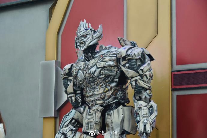 北京环球影城威震天是真人吗