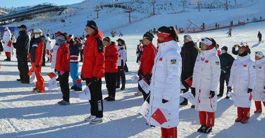 冬奥志愿者雪中坚守岗位