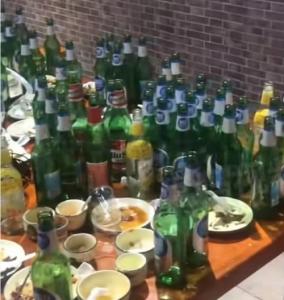 20个体育生,聚餐留下144个空酒瓶,现场一片狼藉