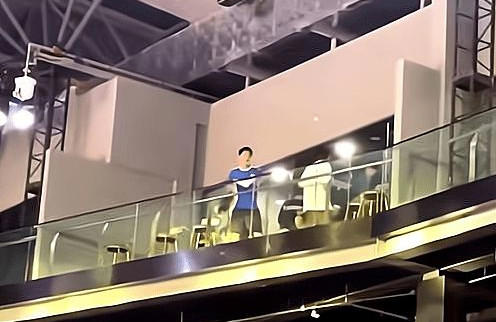 何猷君回应与QG工作人员冲突