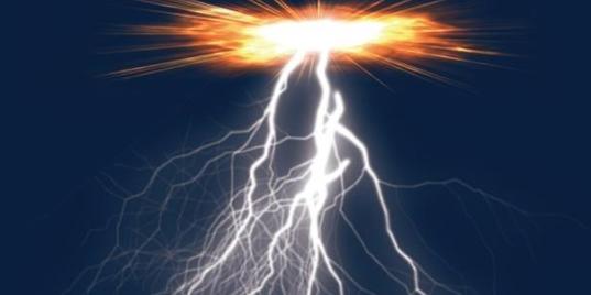 印尼一男子雨天撑伞被闪电击中