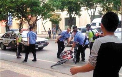 南通城管拎摔摆摊老人被拘15日