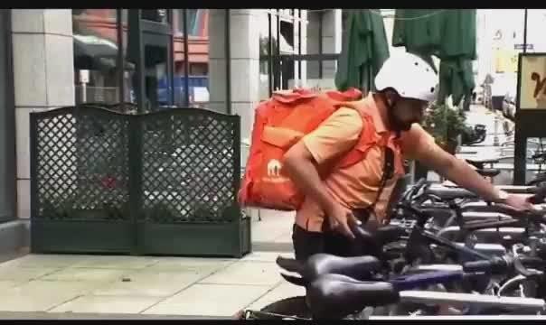 阿富汗前部长在德国送外卖画面曝光