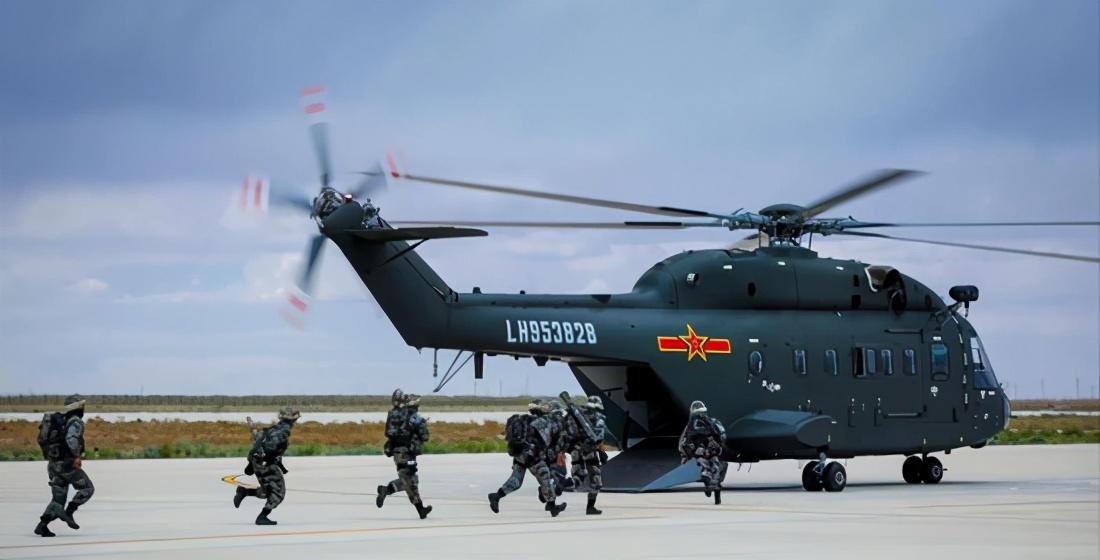 空中护旗梯队上悬挂的4句巨幅标语