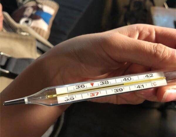 男子为回老家用木板横渡长江