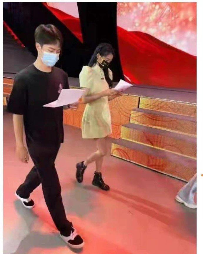 关晓彤16岁被谁买了大佬