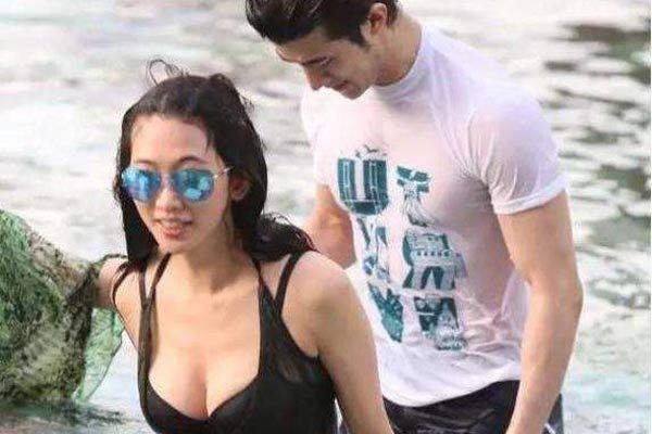 林志玲比基尼卖萌照 穿蓝色比基尼坦露事业线卖萌