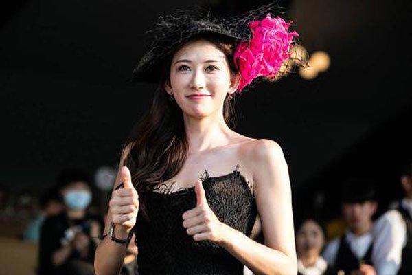 林志玲比基尼卖萌照 穿蓝色比基尼坦露事业线卖萌