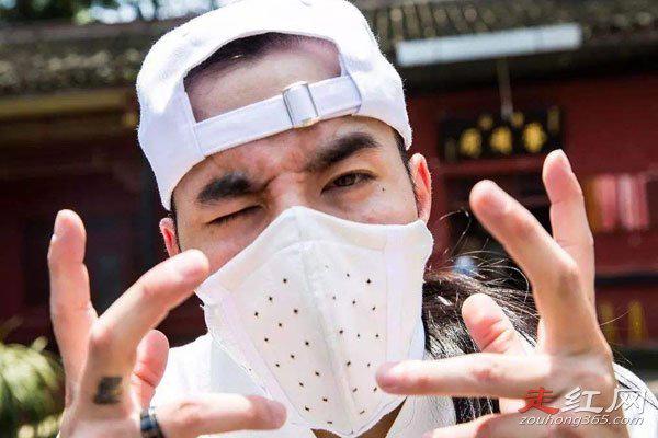 何展成个人简介资料 据说他的父母是中国人