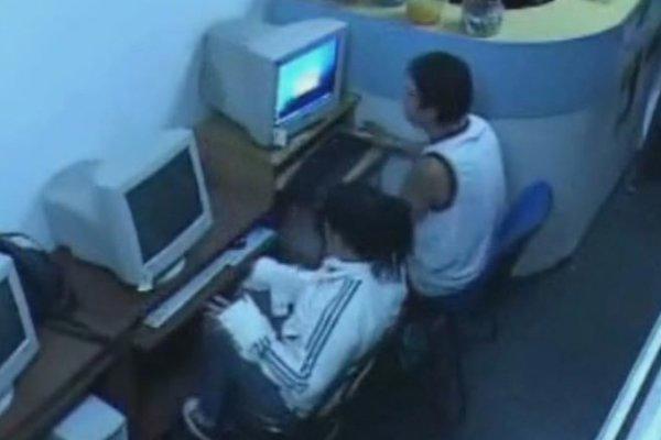 上海网吧门事件女主角 网管睡着了恋人开始运动