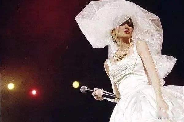 梅艳芳什么原因怎么走的 是因为什么得上宫颈癌