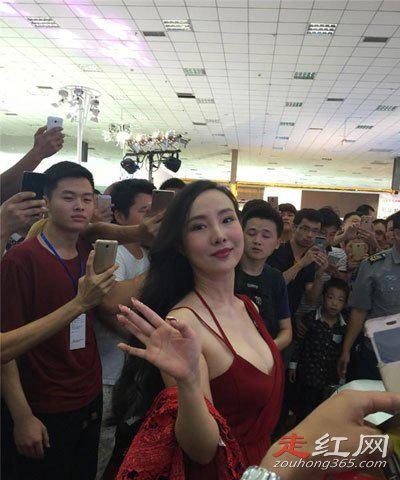 干露露被男粉丝强吻怎么回事 胸围是多少