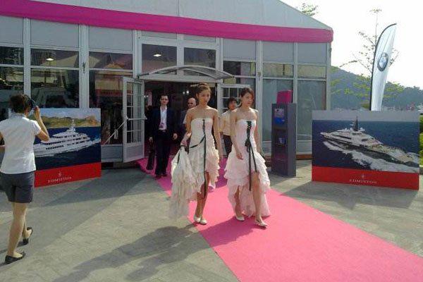 showgirl游艇门事件怎么回事 各种疯狂各种拥吻