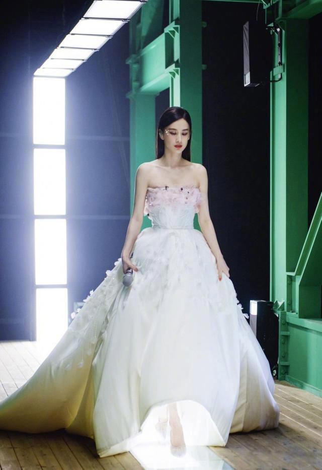 黄圣依个人资料简介及家世 嫁入豪门老公杨子的家产