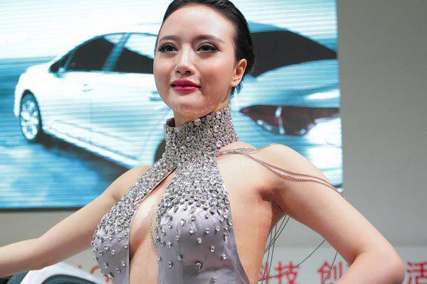 车模吴雨婵真空照片 通过好身材得到了各种目光