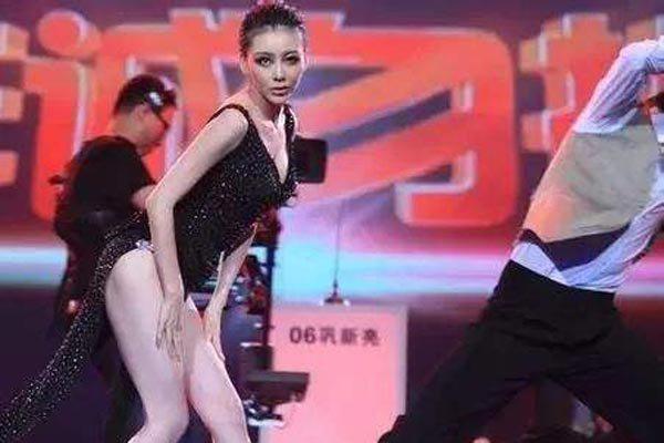 巩新亮舞林大会舞蹈 金星毫不留情的告诉她不适合跳舞