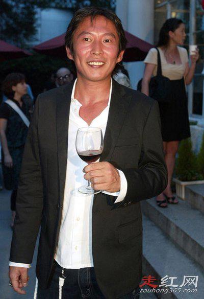 屈中恒和钮承泽对比照好像 与太太育有四个女儿