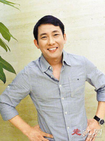 屈中恒和钮承泽对比照好像 与太太育有四个女儿