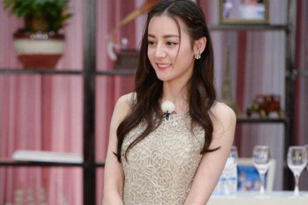 迪丽热巴没穿衣服的福利照 故意将她的衣服ps走