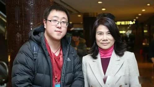 董明珠结了几次婚 单身三十年一直不结婚