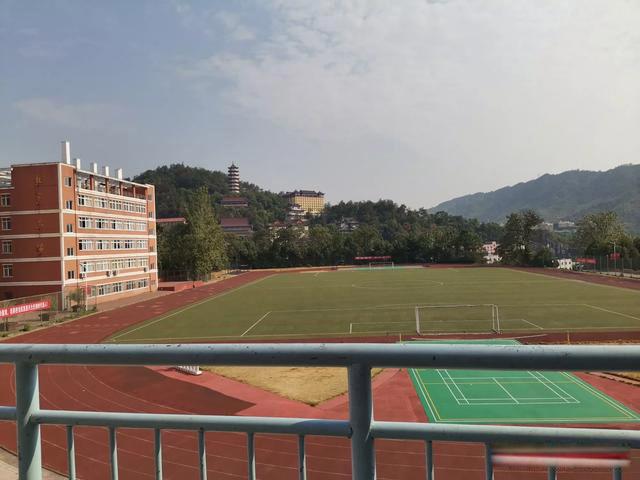 常在河边走哪能不湿鞋的意思 从比喻的角度看含意颇深