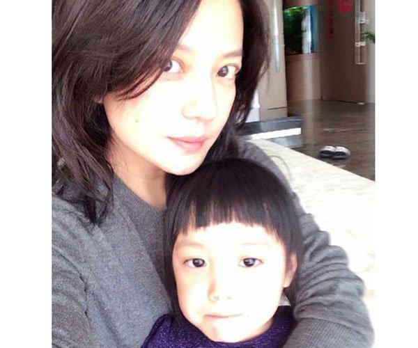 小四月许市长对比 许宗衡和赵薇女儿对比照什么意思