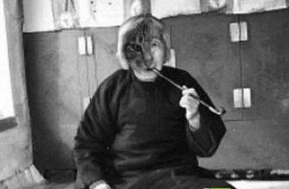 猫脸老太太恐怖照片 真实事件吓的白天不敢上学