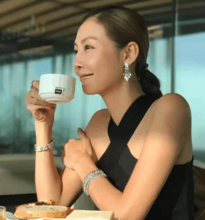 何润东个人资料简介 小8岁老婆林姵希身材好赞