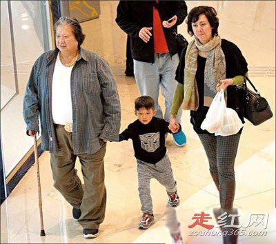 洪金宝范冰冰的事件真相 年轻时候照片和范丞丞相似度不大