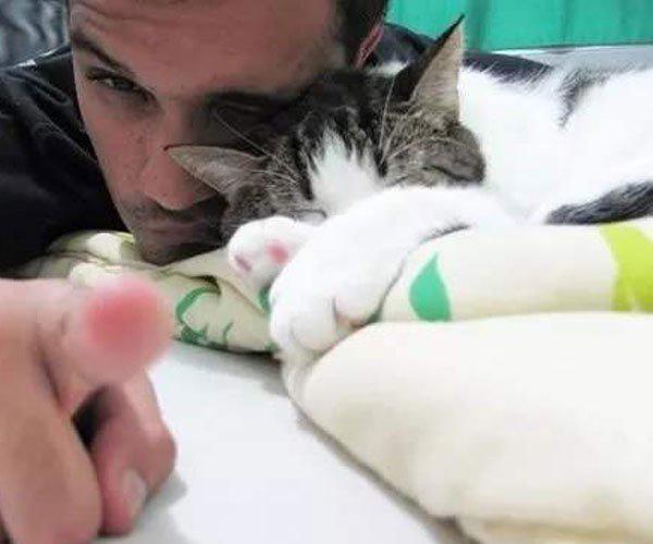 养猫的男人很可怕 女生们一定要远离这种人