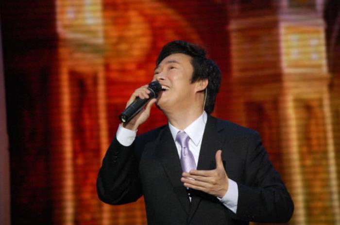 费玉清和张菲是什么关系 亲兄弟为什么姓不一样