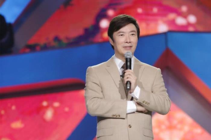 费玉清和张菲是什么关系 亲兄弟为什么姓不一样