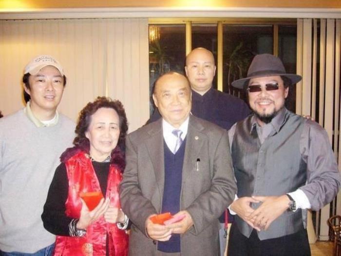 费玉清和张菲是什么关系 亲兄弟为什么姓不一样