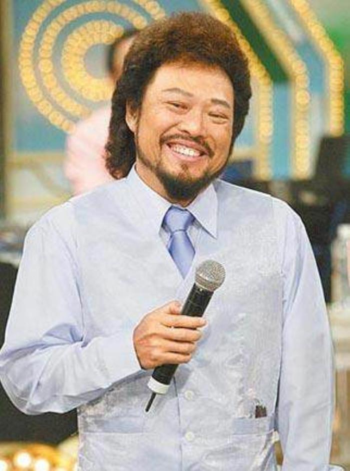 费玉清和张菲是什么关系 亲兄弟为什么姓不一样