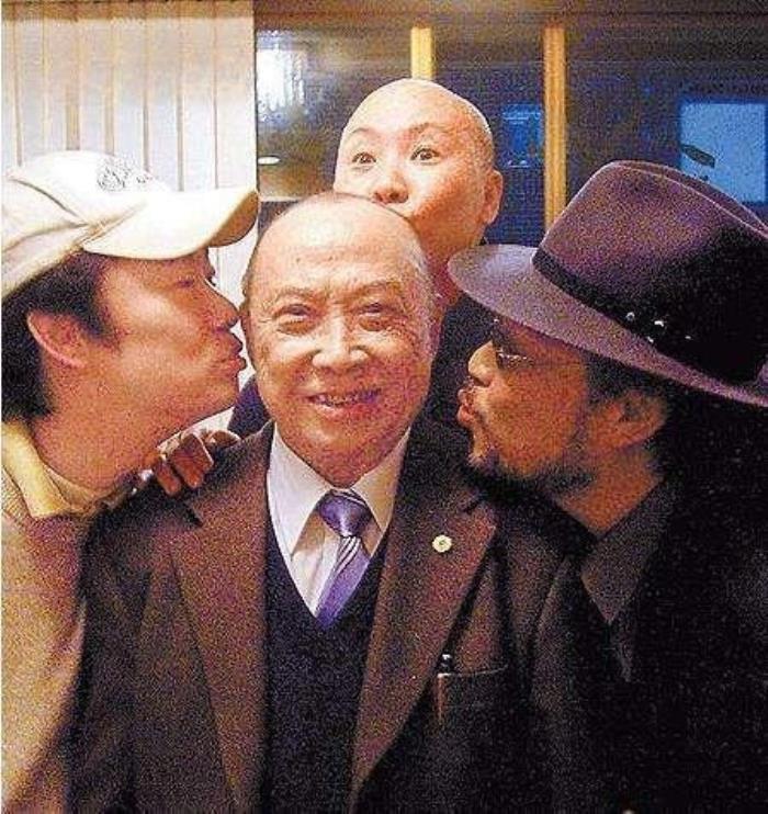 费玉清和张菲是什么关系 亲兄弟为什么姓不一样