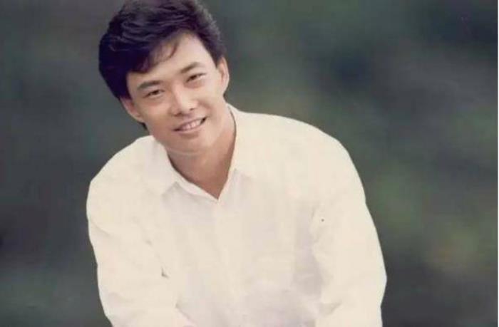 费玉清和张菲是什么关系 亲兄弟为什么姓不一样