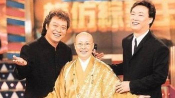 费玉清和张菲是什么关系 亲兄弟为什么姓不一样