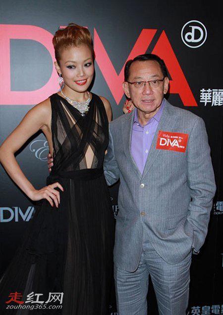 杨受成怎么虐容祖儿 得到重用就是因为潜规则