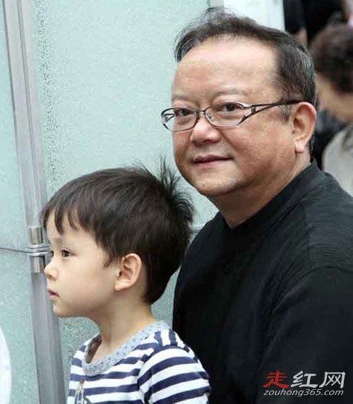 王刚妻子郑艳东多大岁龄生孩子 郑艳东前夫又是谁呢