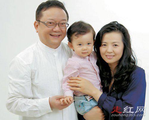 王刚妻子郑艳东多大岁龄生孩子 郑艳东前夫又是谁呢