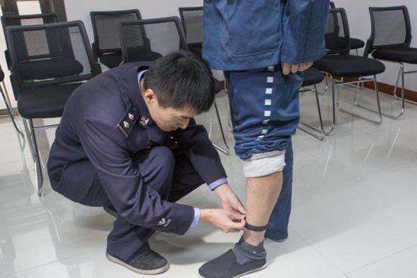 孟晚舟电子脚镣 全国人民都在你的背后不用害怕