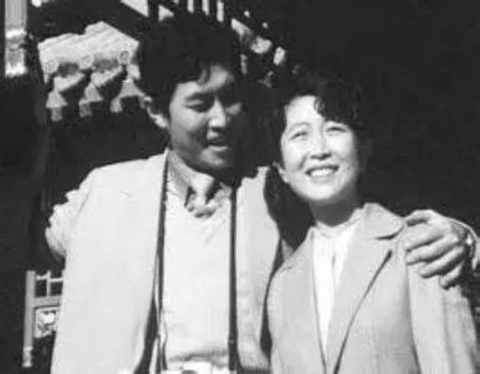 唐国强的现任妻子壮丽照片 前妻到底是什么原因自杀