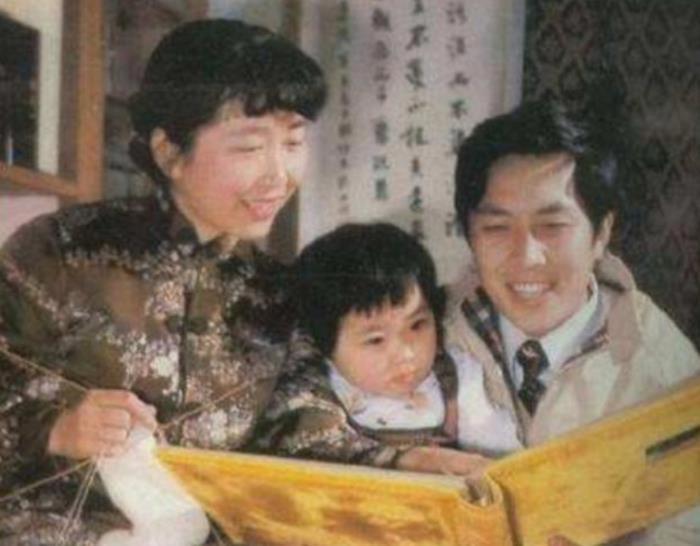 唐国强的现任妻子壮丽照片 前妻到底是什么原因自杀