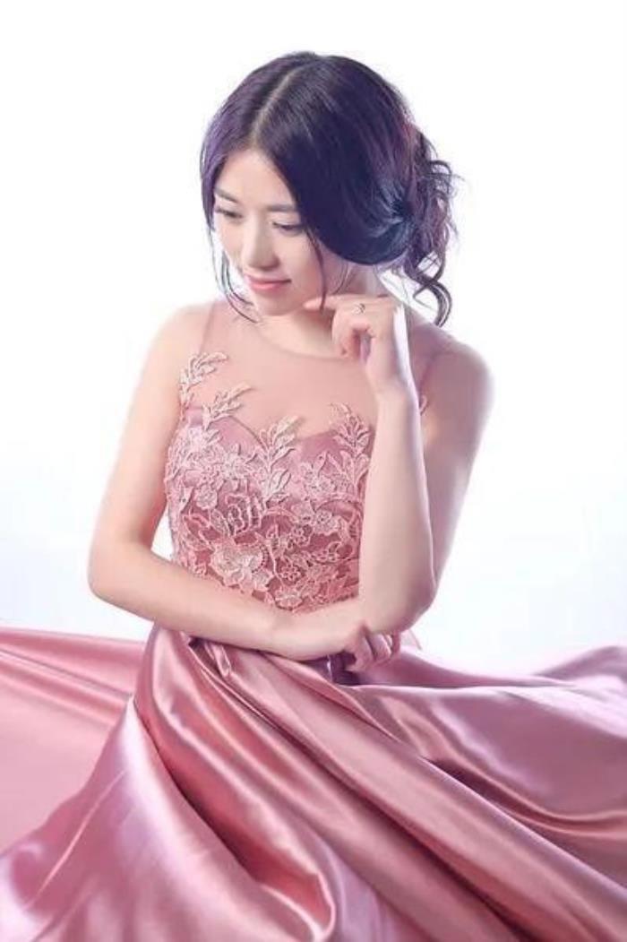 唐国强的现任妻子壮丽照片 前妻到底是什么原因自杀