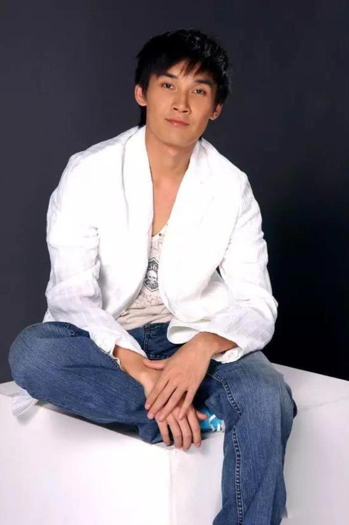 张铎个人资料简介 与大自己8岁陈松伶的爱情故事