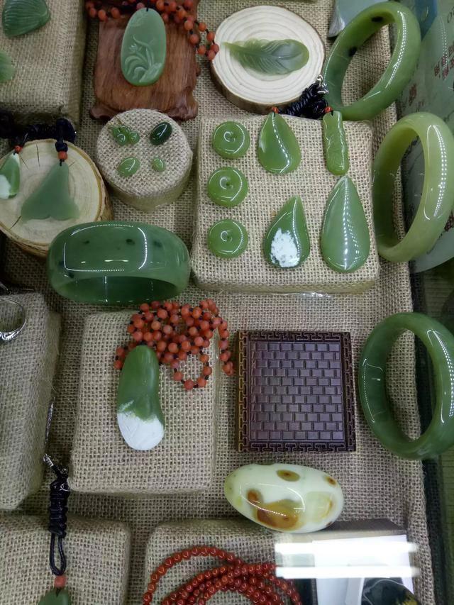 玉器跑水是什么意思 普通浅色岫玉是容易跑水的